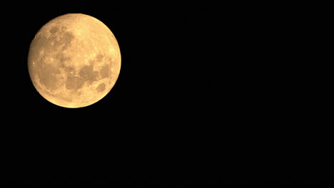 Primer-Lapso-De-Tiempo-De-Luna-Llena-Iluminada-En-El-Cielo-Nocturno