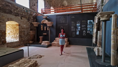 una mujer joven y atractiva en un museo de castillos en grecia.