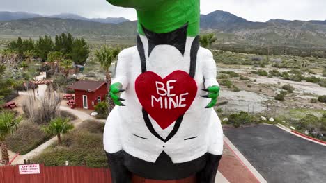 T-Rex-Dinosaurier-In-Cabazon,-Kalifornien,-Der-Herauszoomt,-Um-Das-Herz-Zum-Vollbild-Zu-Bringen