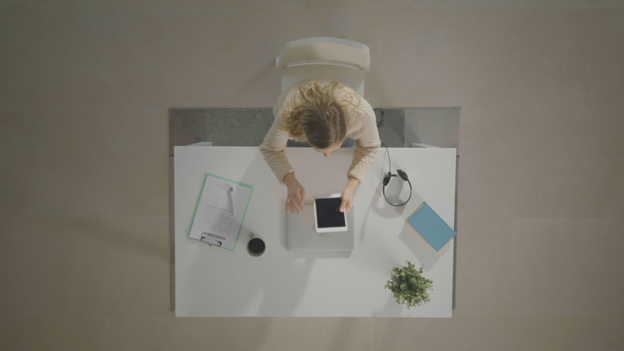 사무실 직장, 들어오는 여성