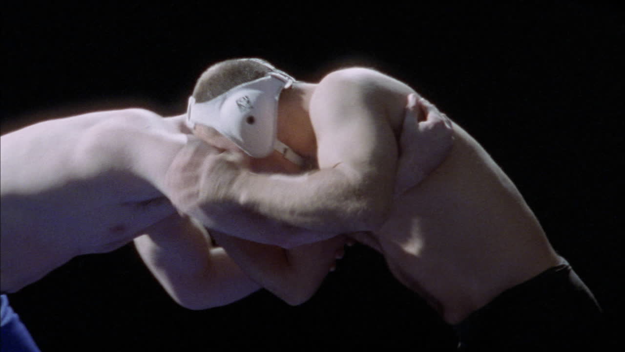 두 명의 선수가 레슬링 경기에서 고군분투하고 있습니다.