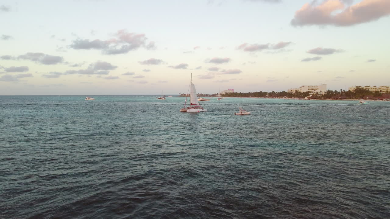 catamarán al atardecer en una isla caribeña tropical