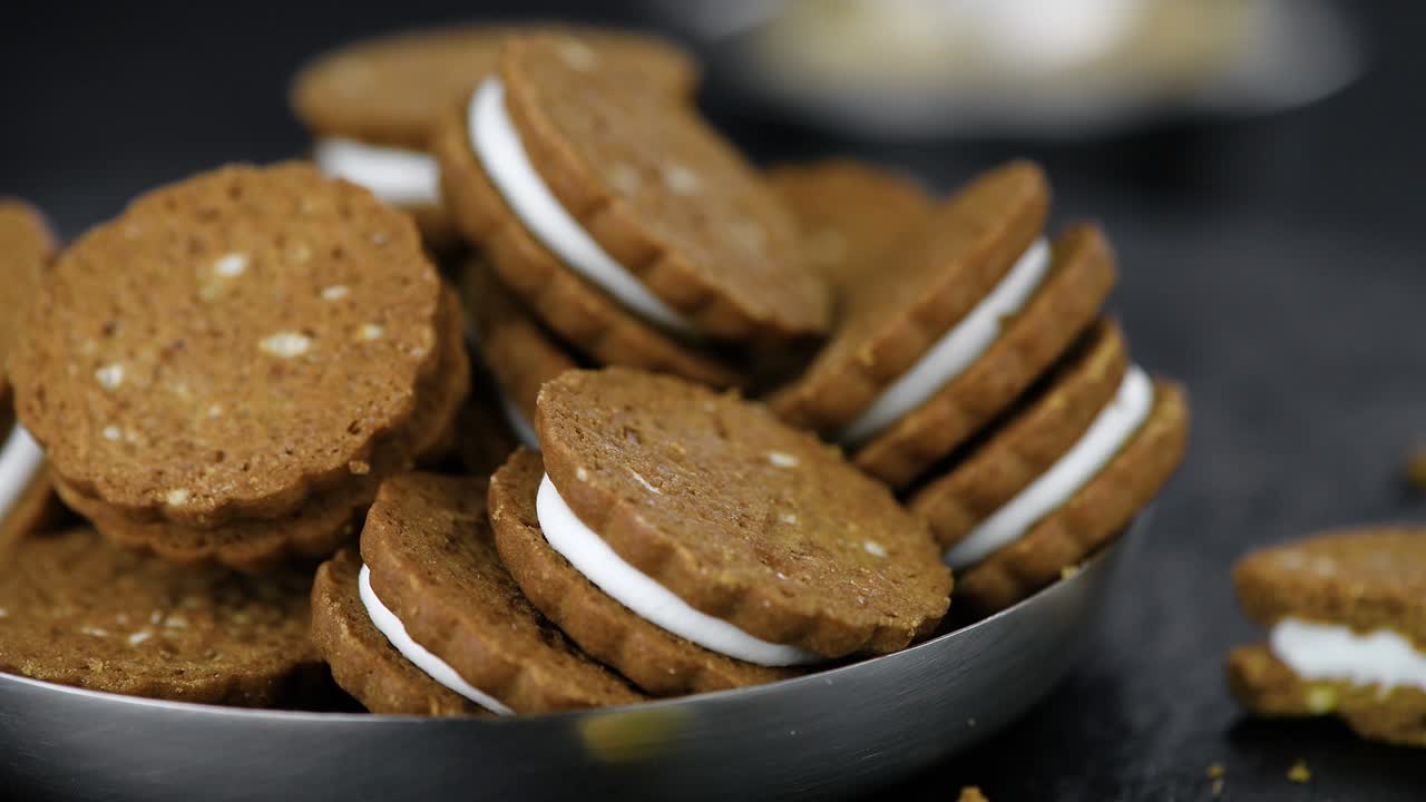 Piatto rotante con biscotti alla crema di nocciole (loop continuo).