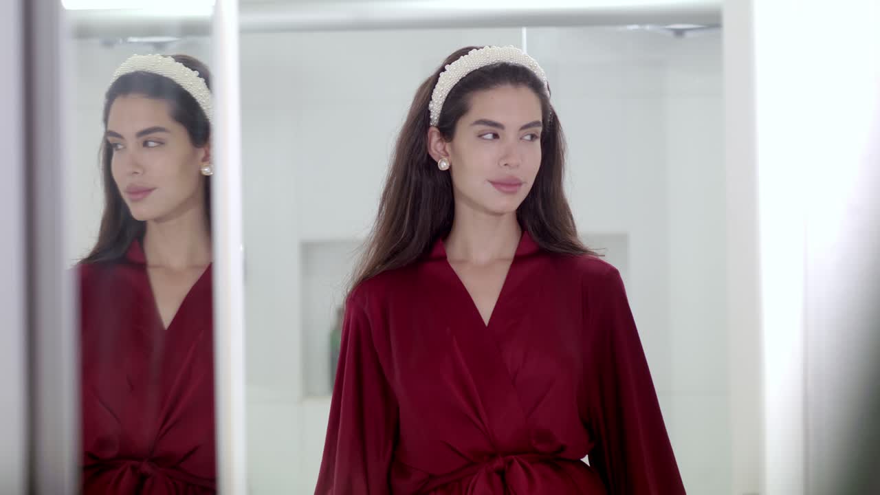 Modella con lineamenti marcati, zigomi scolpiti e un sorriso radioso.