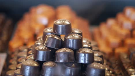 un montón de dulces de chocolate oscuro