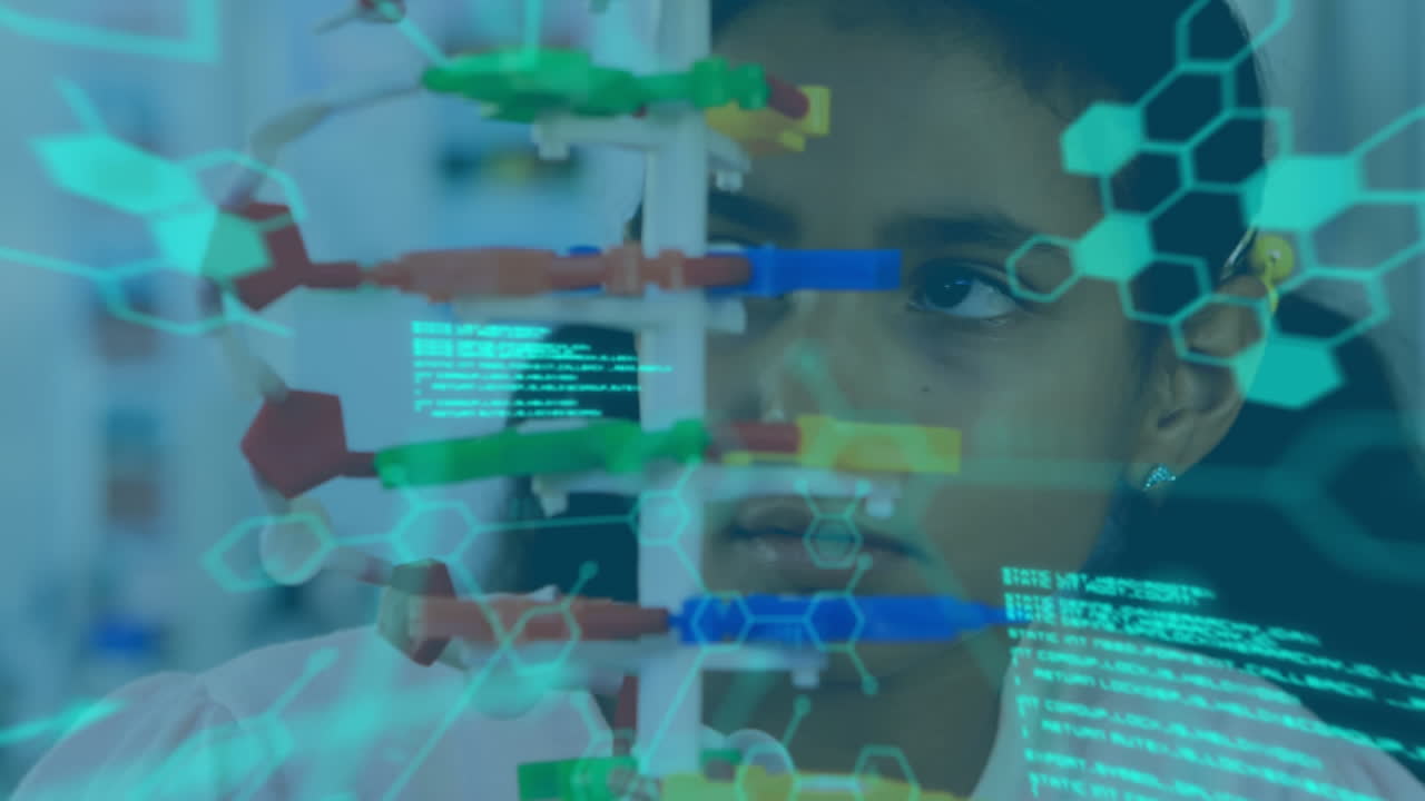 estructuras químicas y procesamiento de datos contra la niña tocando el modelo de estructura de adn en el laboratorio