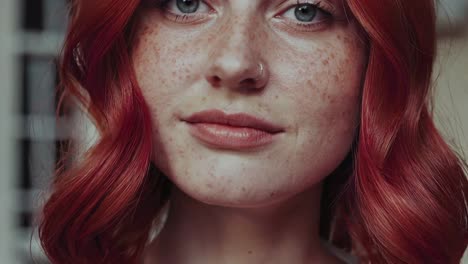 retrato de una mujer con cabello rojo y pecas