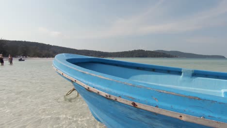 barco pesquero de madera azul amarrado en aguas poco profundas en la playa de la bahía sarracena