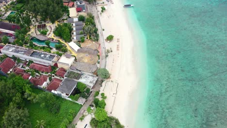 Tropischer-Inselstrand-Mit-Weißem-Sand,-Türkisfarbenem-Wasser-Und-Ohne-Wellen,-Luftaufnahme-Von-Oben-Nach-Unten