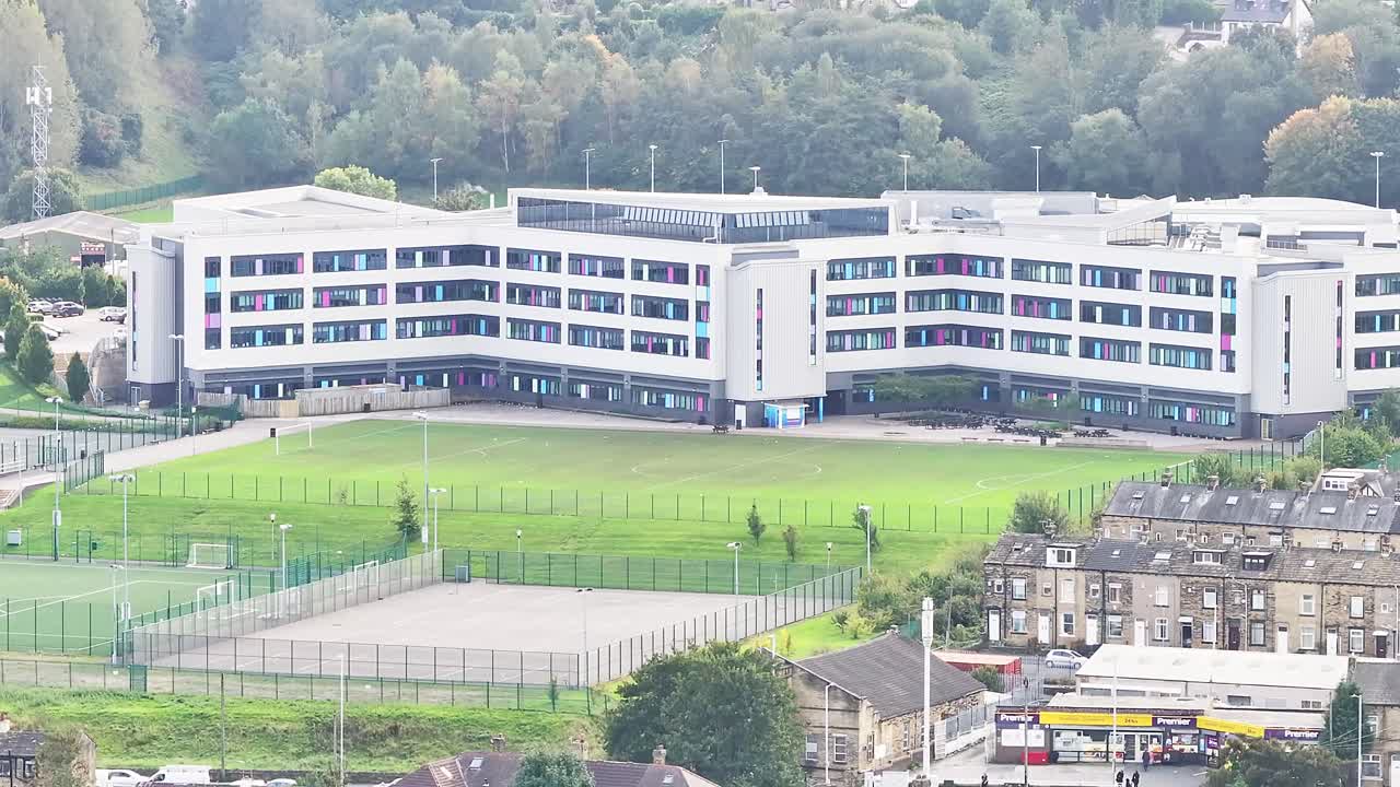 영국 브래드포드 의 축구장 과 건물 위 를 날아다니는 새