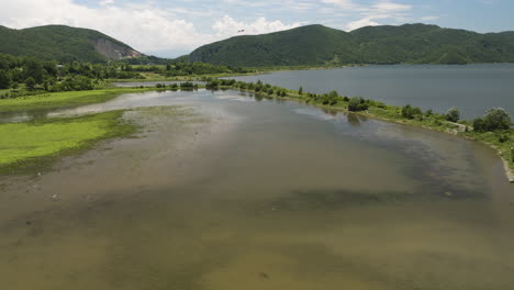 calzadas cubiertas de hierba con caminos toscos en el embalse del lago tkibuli, georgia