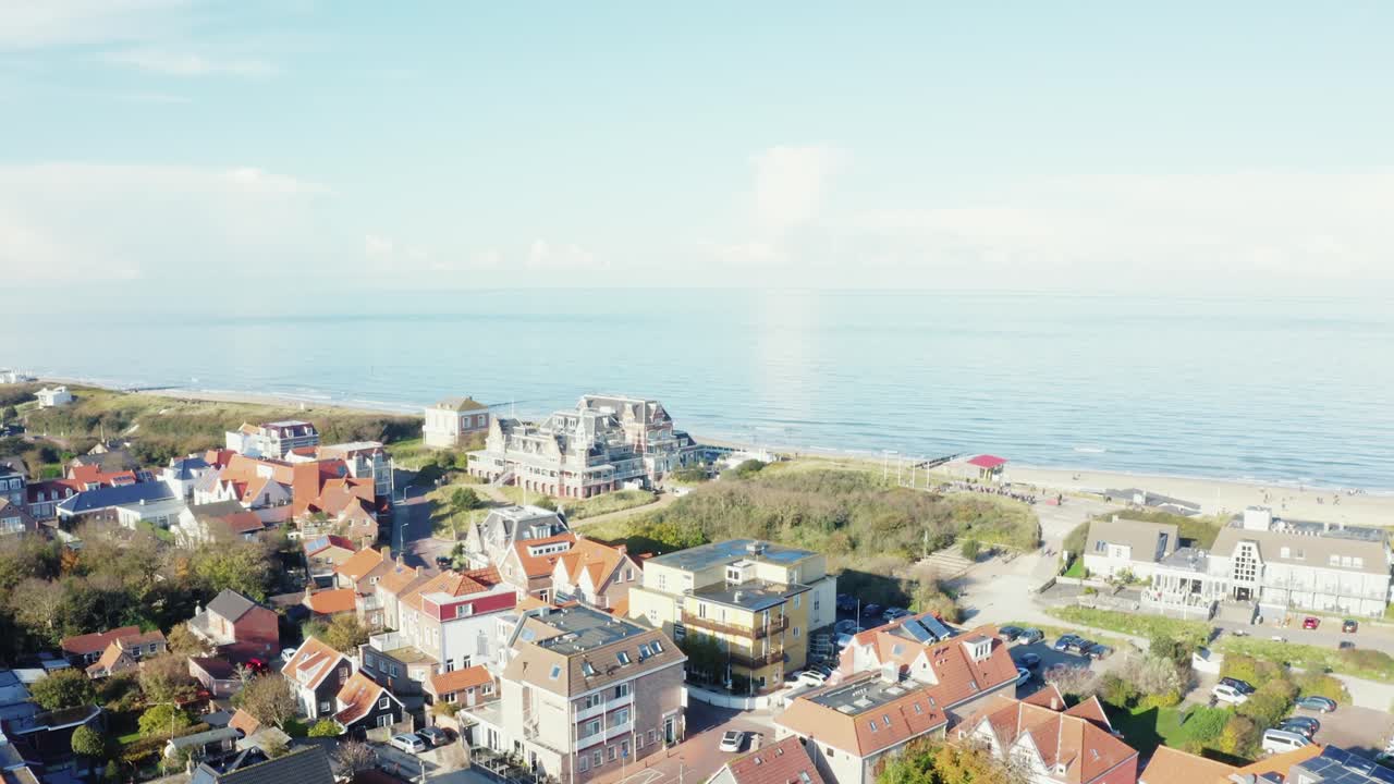 Luftfoto af en strand i Zeeland, Holland i 4K.