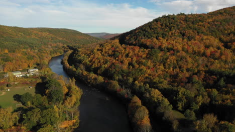 Beautiful-fall-autumn-leaves-colorful-mountain-vista-aerial-in-new-england-USA