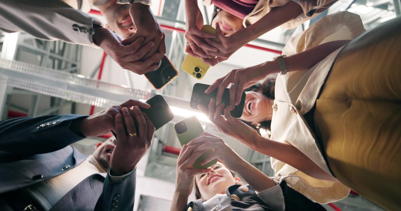 Gruppo Diversificato di Professionisti che Usano lo Smartphone in Cerchio