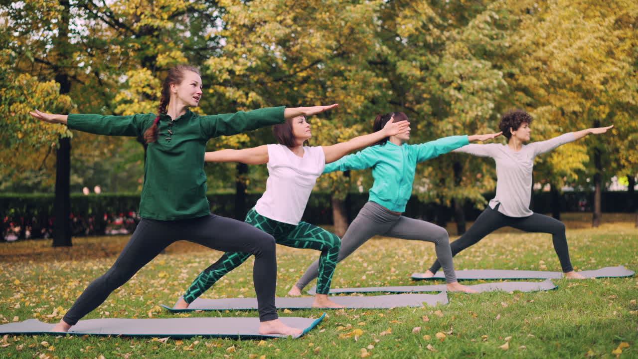mujeres practicando yoga en un parque