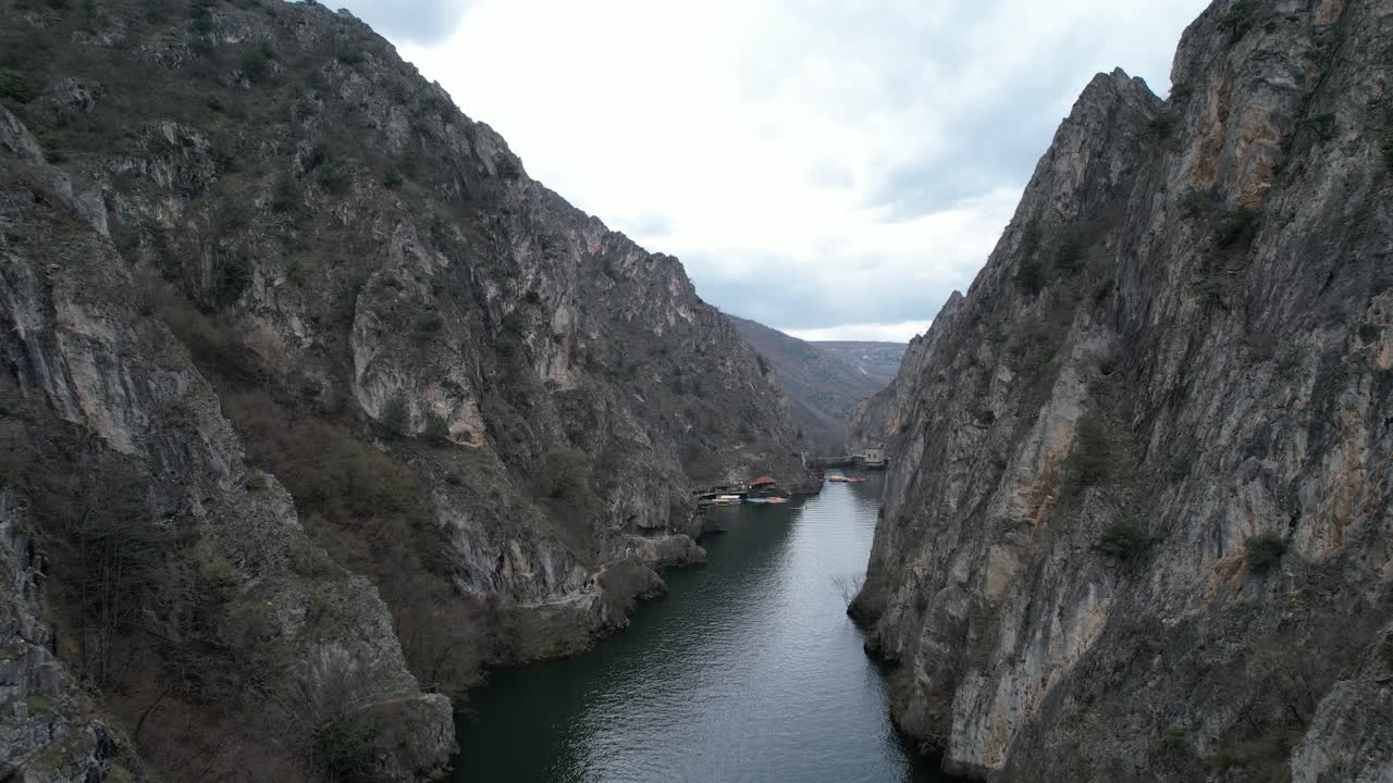 fotografía aérea del río treska que atraviesa el cañón de matka, belleza natural en el cruce de las montañas