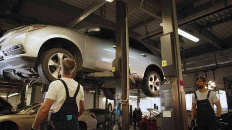 reparación de automóviles en un garaje