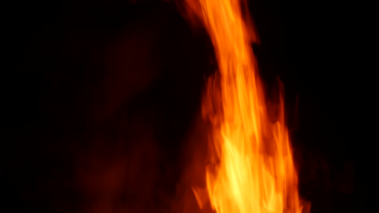 fuego ardiendo por la noche