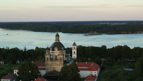 Das-Kloster-Pažaislis-Und-Die-Kirche-Der-Heimsuchung-Bilden-Den-Größten-Klosterkomplex-In-Litauen-Und-Das-Prächtigste-Beispiel-Barockarchitektur