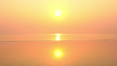 increíble sol dorado brillante que se refleja sobre el mar y la piscina infinita