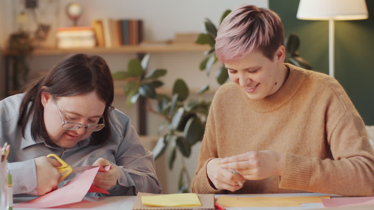 dos mujeres haciendo artesanías juntas