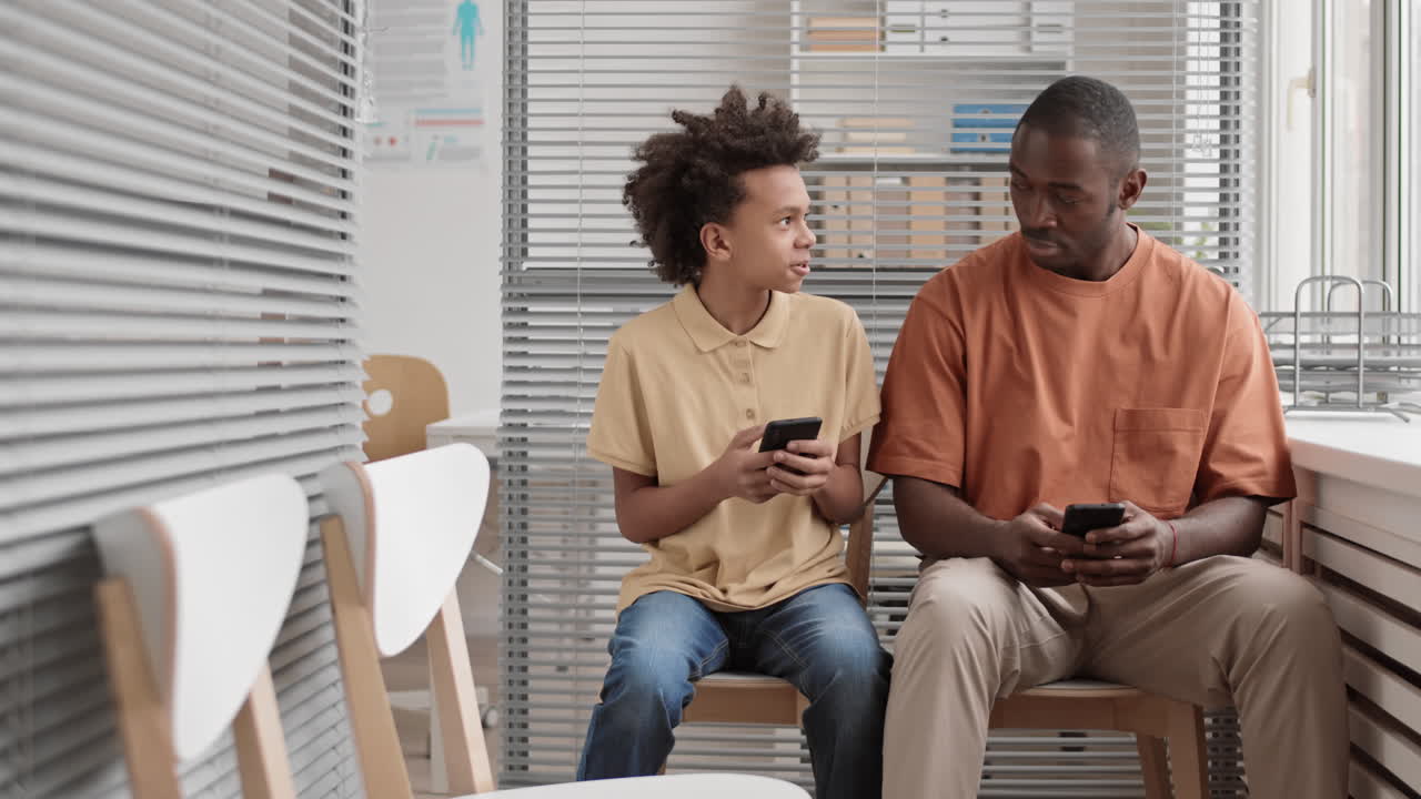 hombre animando al niño en el pasillo