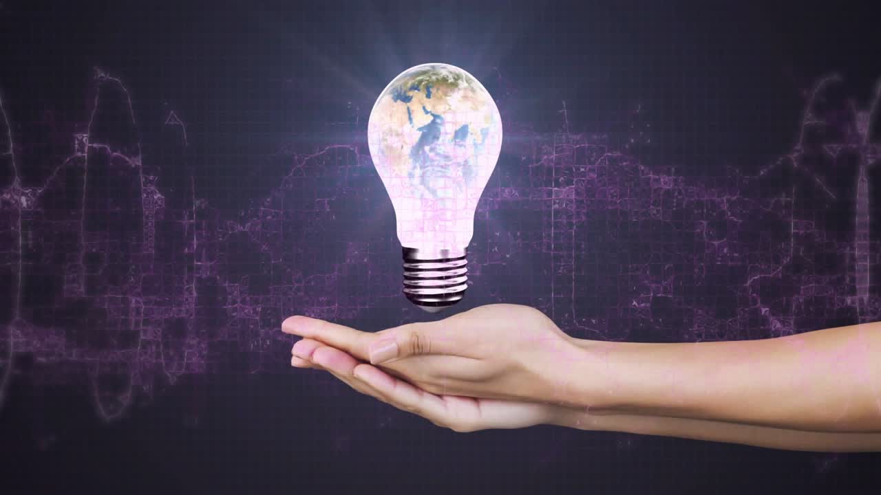 Forma d'onda viola che appare gradualmente, mani nude che si muovono e circondano una lampadina della Terra sospesa, mostrando tecnologia verde.