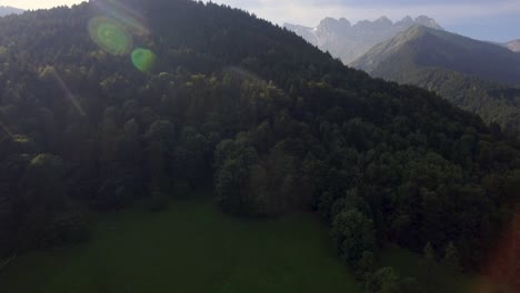 綠色高山山谷上空的空中影像