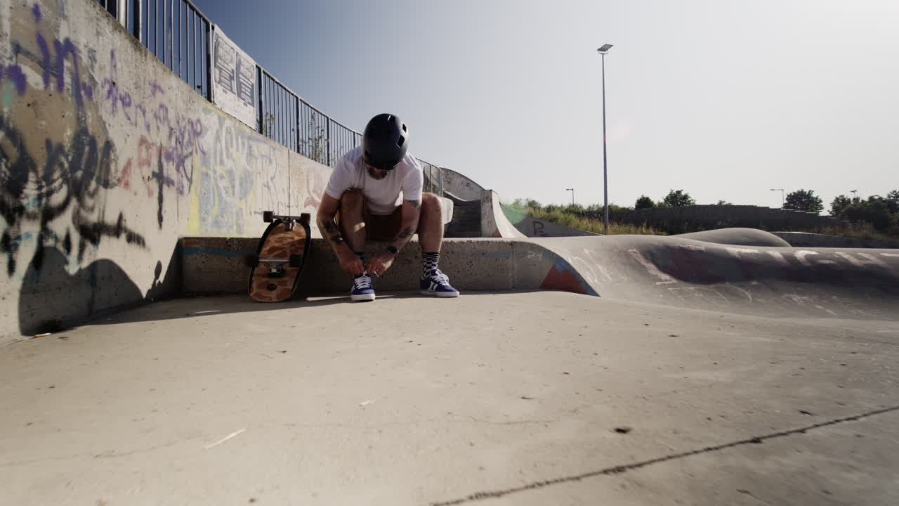 Scarica di adrenalina: uomo anziano attivo che eccelle nel surf skateboarding in Germania.