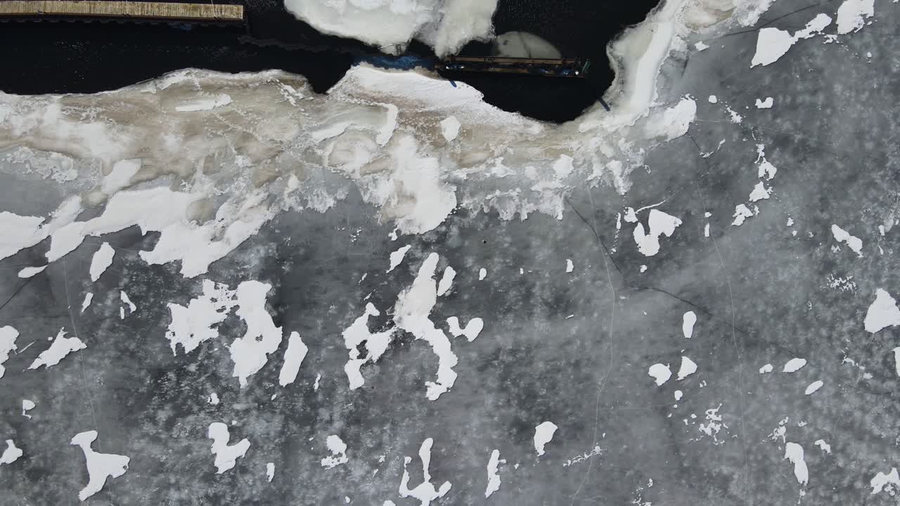 머스키건의 빙붕 위로 버드아이 패닝