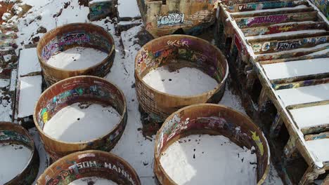 Un-Dron-Disparó-Directamente-Por-Encima-De-La-Cabeza,-Captura-El-Agua-Y-Los-Tanques-De-Lixiviación-Del-Antiguo-Molino-Tintic-En-Genola,-Utah,-Construido-En-La-Década-De-1920