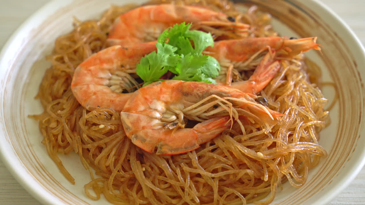 camarones a la cazuela o al horno con fideos de vidrio o camarones en una olla con fideos
