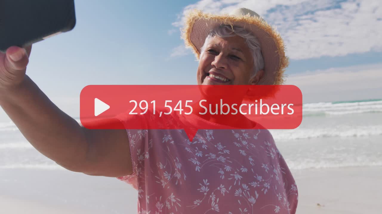 animación del icono de los medios sobre una feliz mujer afroamericana de alto nivel tomando una selfie