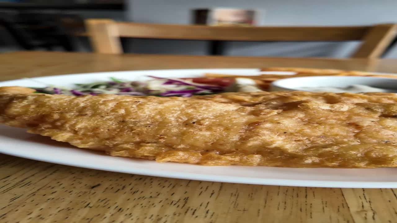 접시에 피쉬 앤 칩스