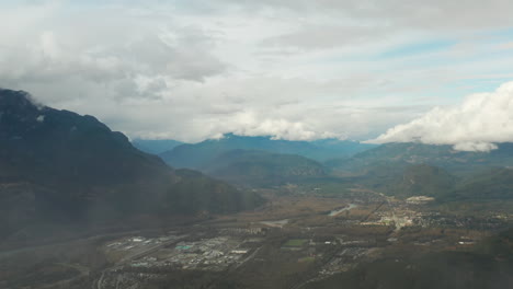 Elevación-Aérea-De-Las-Nubes-Que-Revelan-Un-Pueblo-Remoto-En-La-Columbia-Británica
