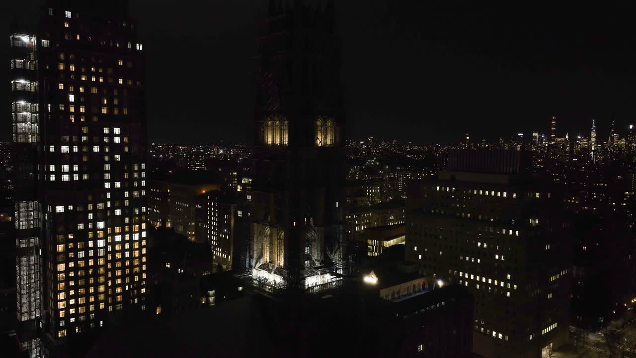 Vista aerea verso la torre illuminata della Chiesa di Riverside, di notte a New York, USA.