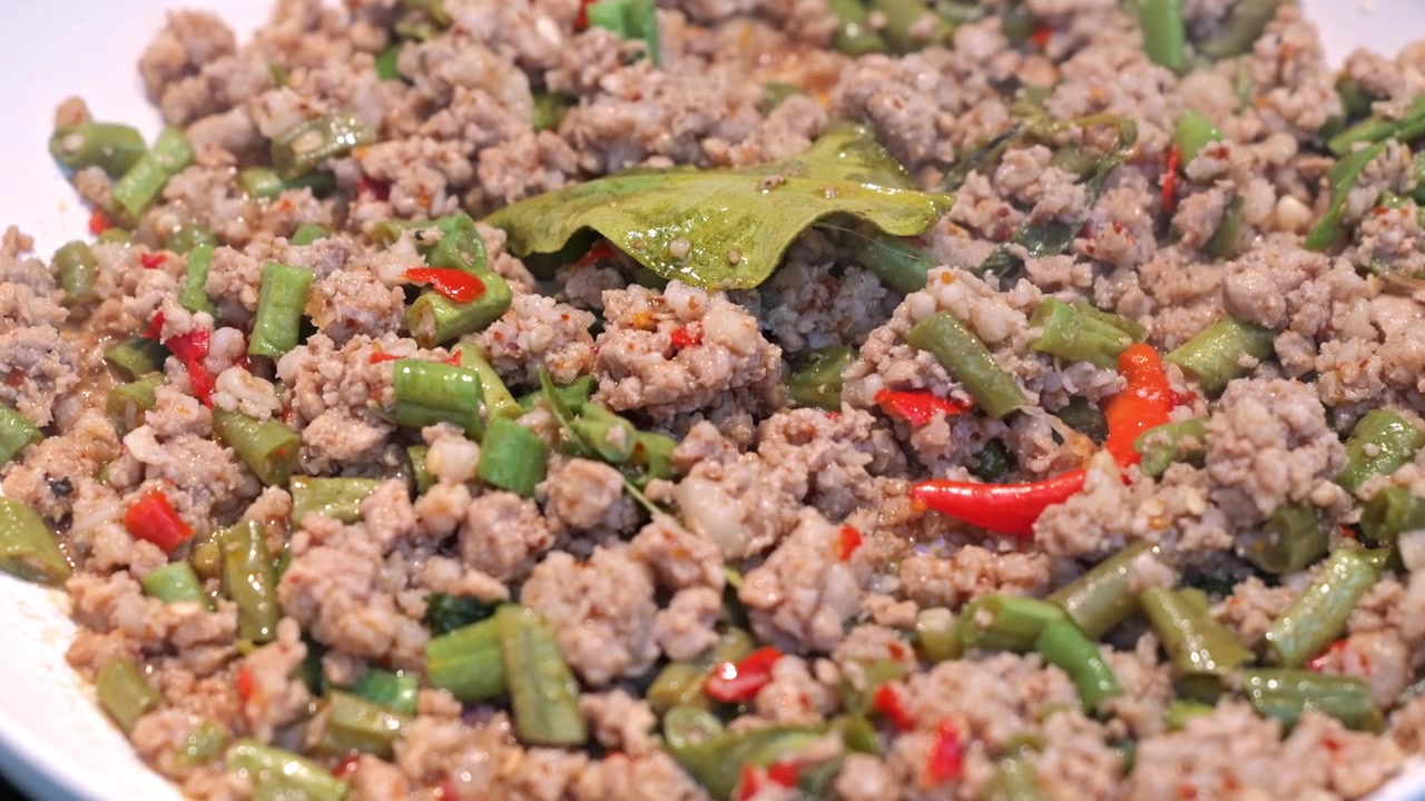 Tumis Daging Cincang dengan Buncis, Cabai Merah, dan Cita Rasa Babi Pedas Gurih
