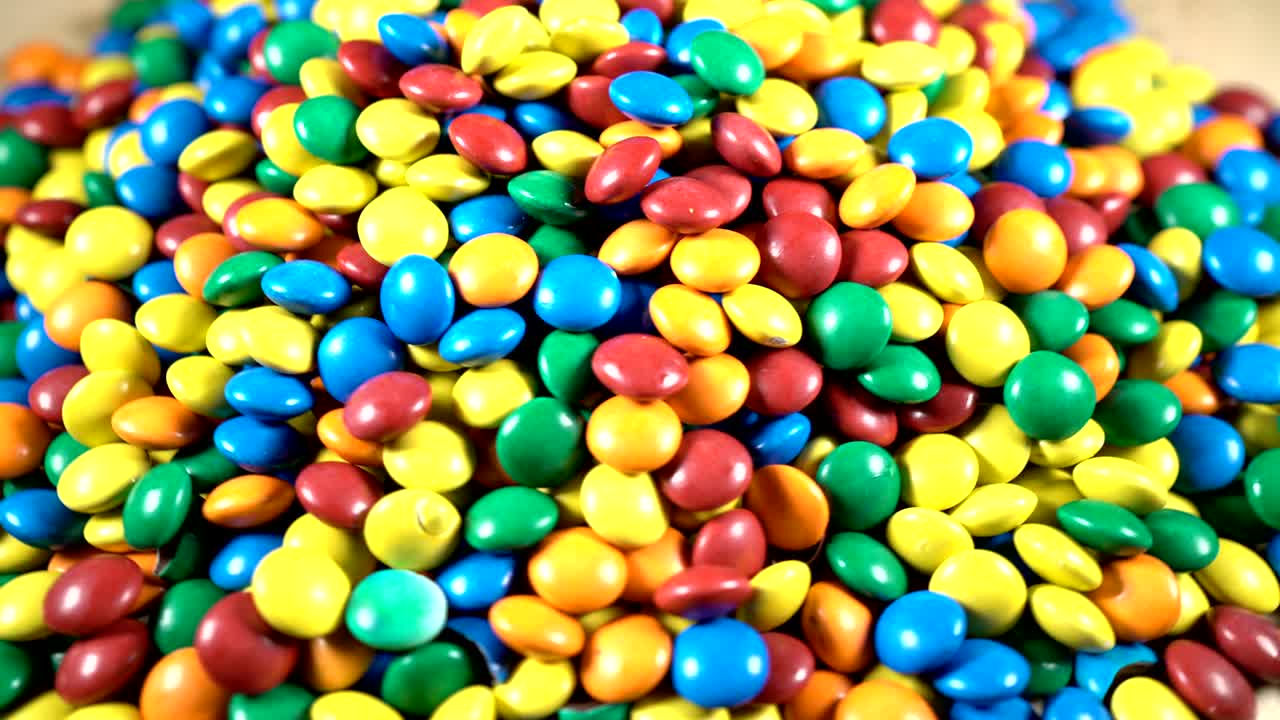 사랑스럽고 맛있는 다채로운 사탕 가까이에 회전 테이블