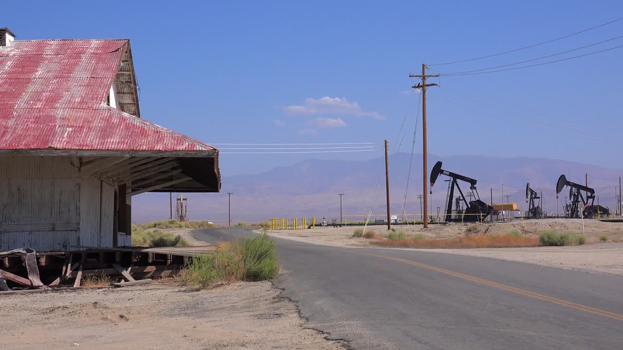 campos petroleros y torres de perforación cerca de bakersfield, california