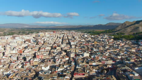 una vista del paisaje de drones con la ciudad de villena sobre el castillo de atalaya, provincia de alicante, sur de españa