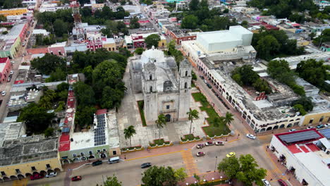 Aerial-tilt-down-of-main-church-in-Valladolid-Mexico
