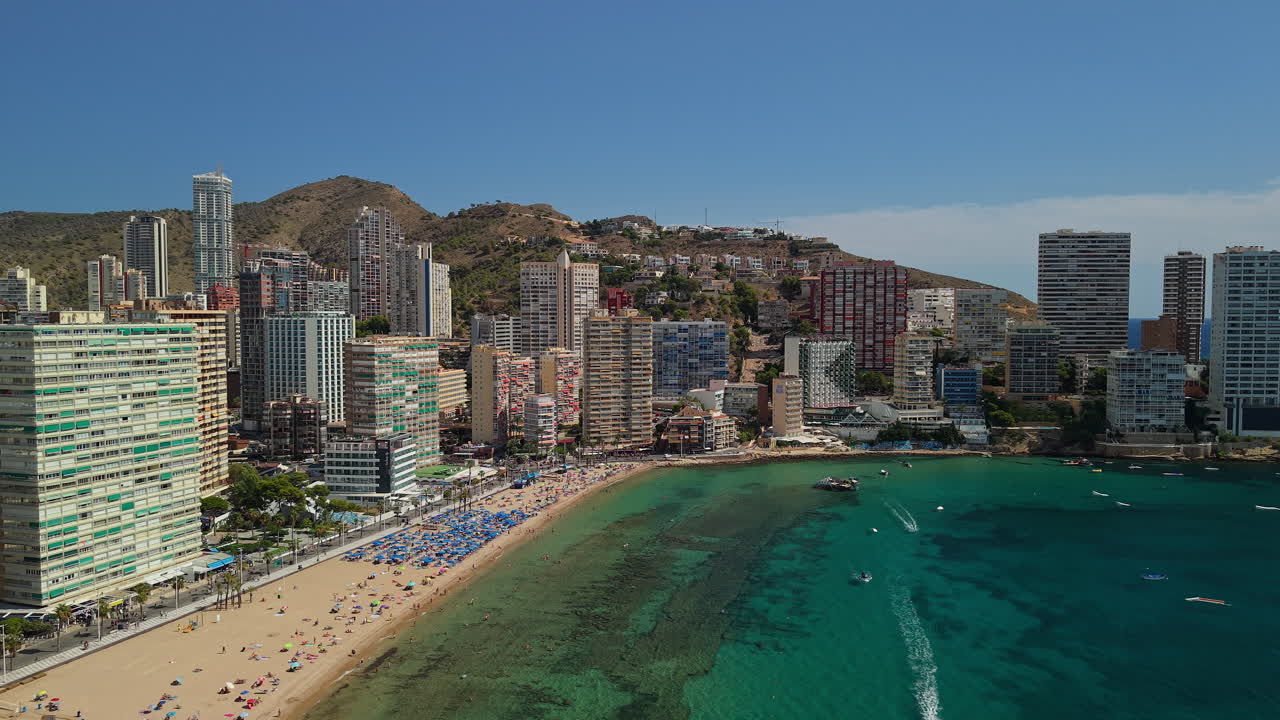 Vista aerea di una spiaggia cittadina affollata con grattacieli e acqua cristallina