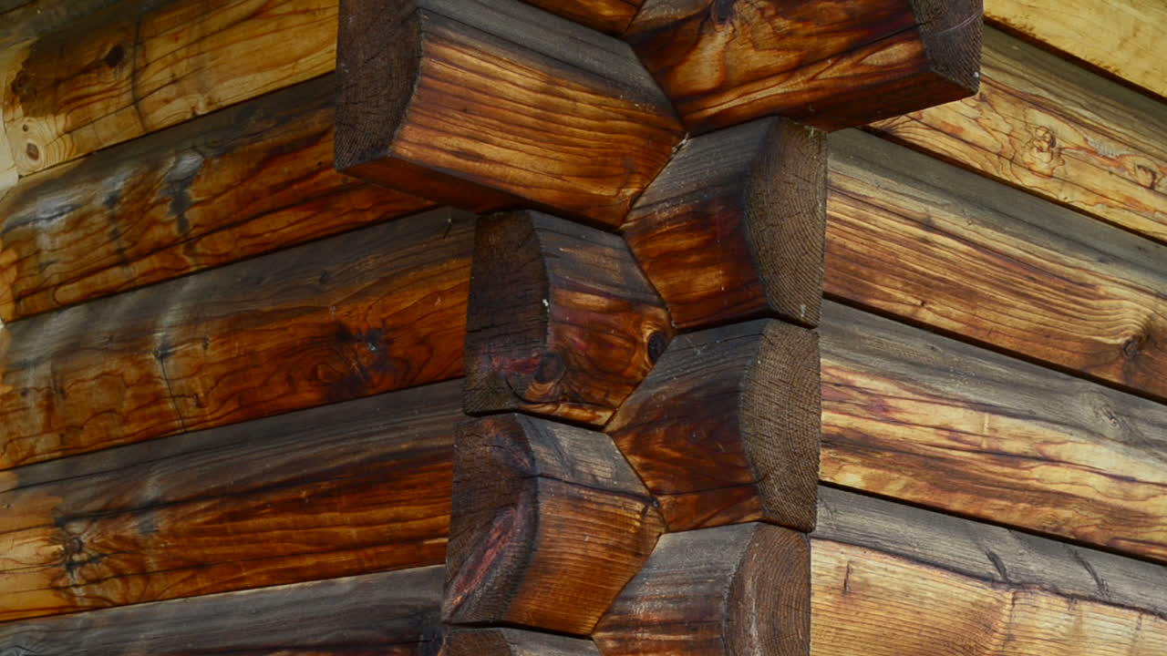 La casa è costruita senza chiodi. Parete di casa in legno