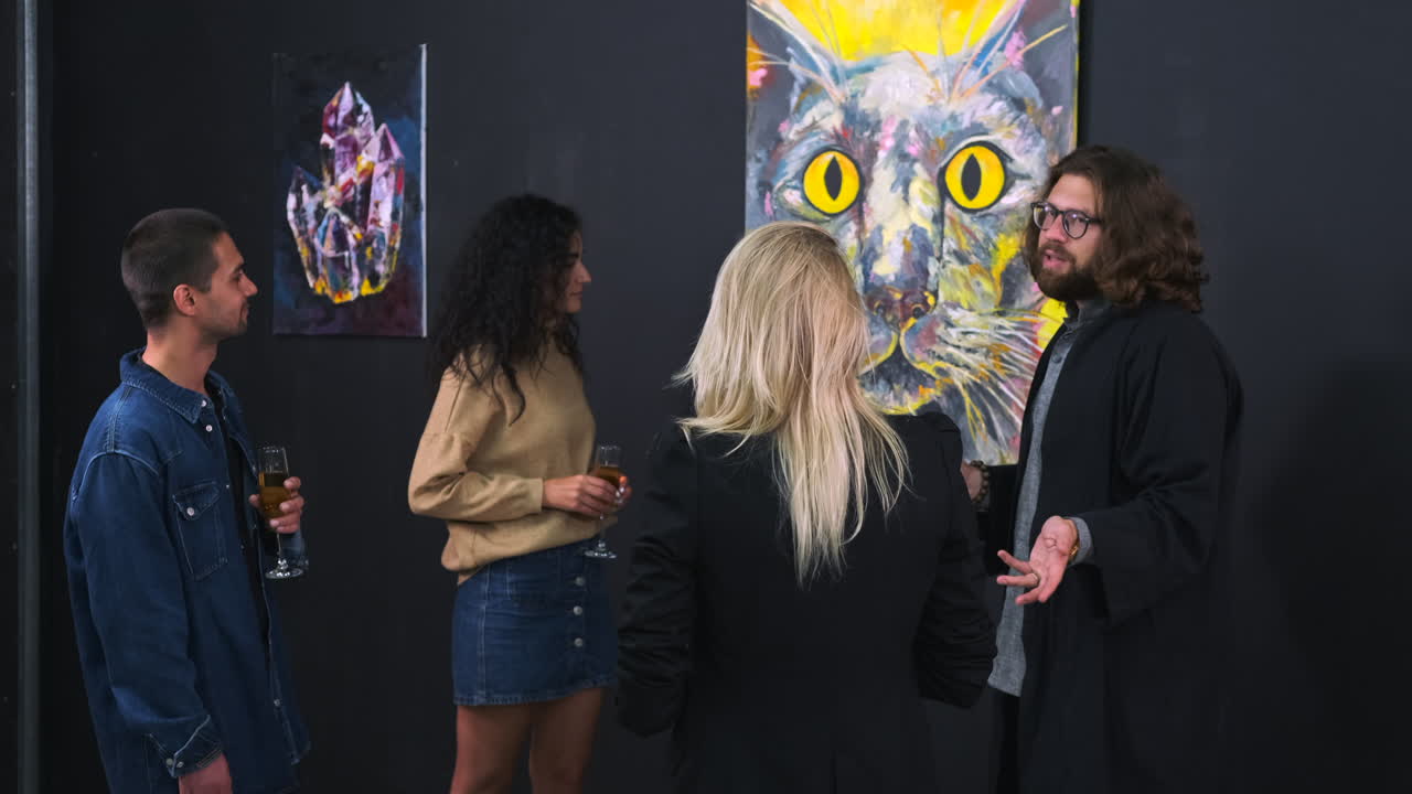 visitantes de la galería de arte viendo pinturas