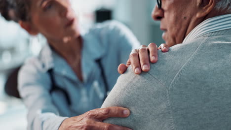 un médico consolando a un paciente