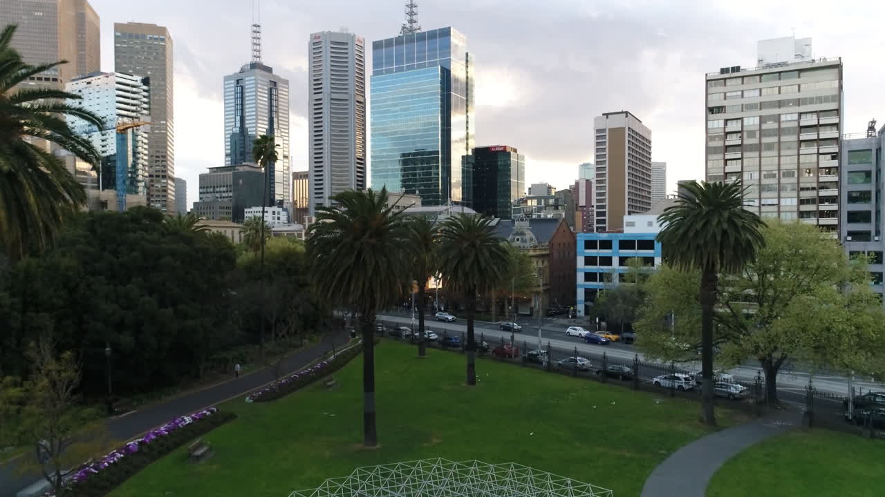 Vista aerea del CBD di Melbourne al tramonto con l'edificio del parlamento e il Princess Theatre visibili
