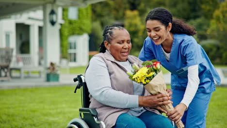 regalo, silla de ruedas y cuidador con flores