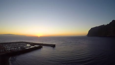 Timelapse-De-La-Puesta-De-Sol-Sobre-El-Puerto-De-Los-Gigantes,-Tenerife