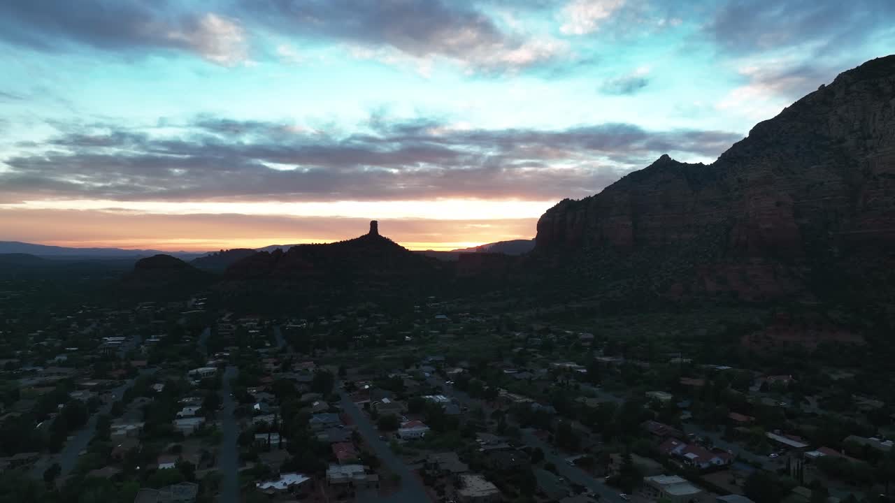 Città di Sedona con montagne di arenaria al tramonto in Arizona, Stati Uniti
