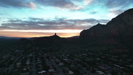 Sedona-Town-With-Sandstone-Mountains-At-Sunset-In-Arizona,-United-States